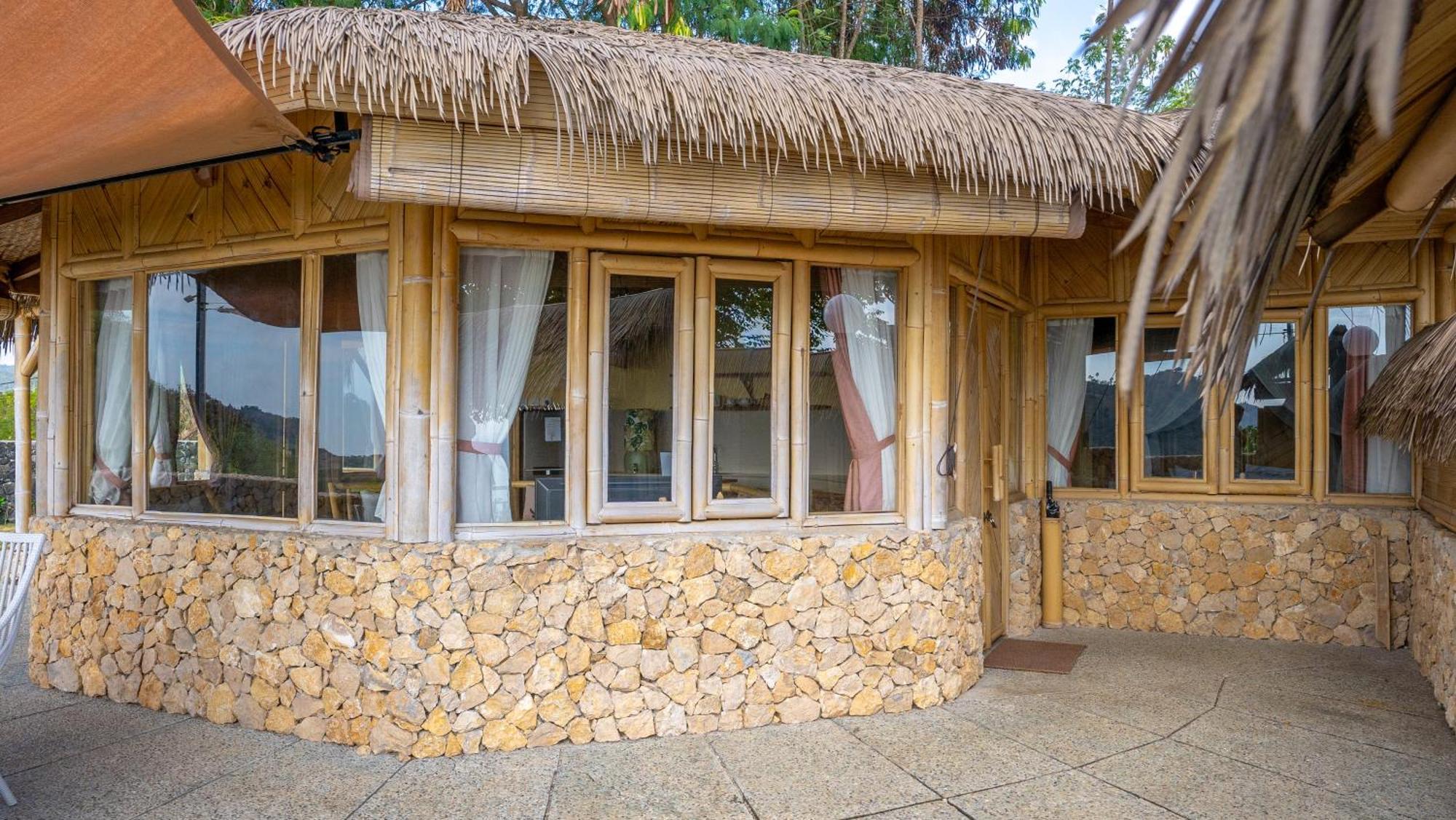 Elang Hillside Bamboo Villas Labuan Bajo Exterior photo